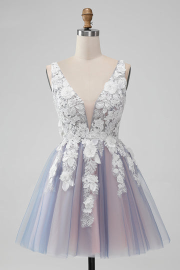 Elegante vestido de cóctel corto gris rosa con cuello en V y flores con perla